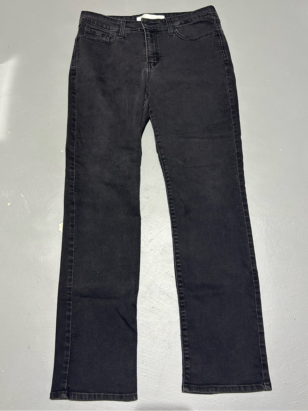 Levi’s Signature Gold Totally Shaping Black Straight Denim Jeans (Women’s 10M)